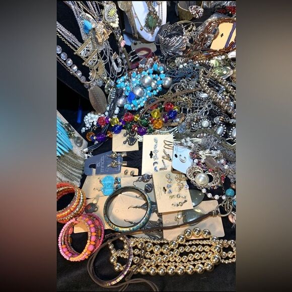 4 LBs vintage Costume gold silver Jewelry Lot~ Signed & Unsigned All Wearable - Picture 7 of 10